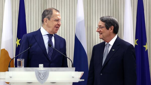 El ministro de Exteriores ruso, Serguéi Lavrov, y el presidente de Chipre, Nikos Anastasiadis - Sputnik Mundo