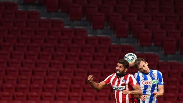 Diego Costa (Atlético de Madrid) y Diego Llorente (Real Sociedad) luchan por un balón frente a un vacío Wanda Metropolitano - Sputnik Mundo