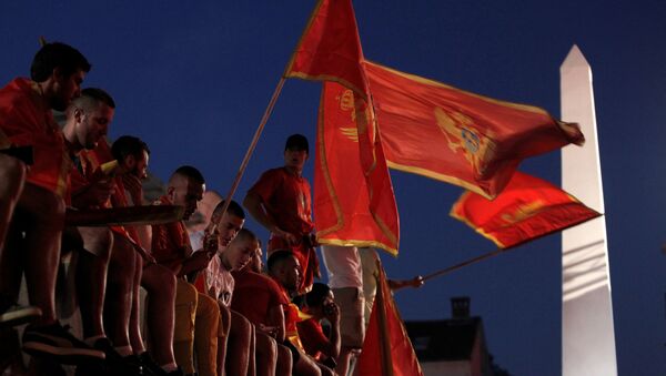 Manifestantes con banderas de Montenegro (archivo) - Sputnik Mundo