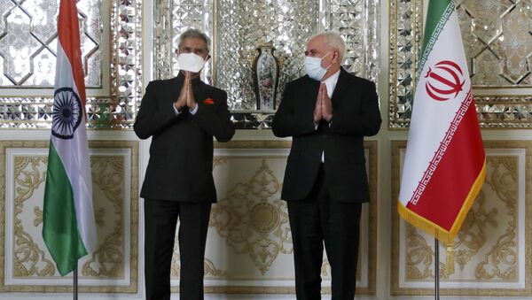 El ministro de Relaciones Exteriores iraní, Mohamad Javad Zarif,  da la bienvenida a su homólogo indio, Subrahmanyam Jaishankar  - Sputnik Mundo