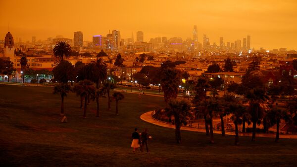 Оранжевое от лесных пожаров небо в Сан-Франциско, Калифорния - Sputnik Mundo