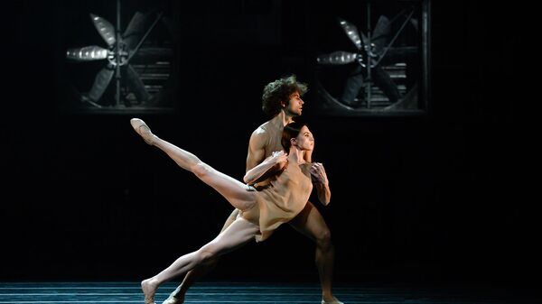 Igor Tsvirkó y María Vinogradova en el ballet 'Just' por Simone Valastro en el teatro Bolshói - Sputnik Mundo