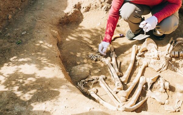 Trabajo arqueológico en el entierro encontrado en Buriatia, Rusia - Sputnik Mundo