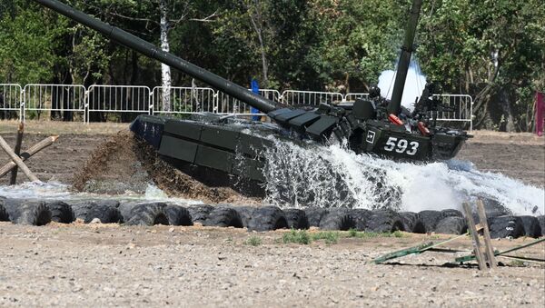 Un tanque T-72 supera un obstáculo acuático (archivo) - Sputnik Mundo