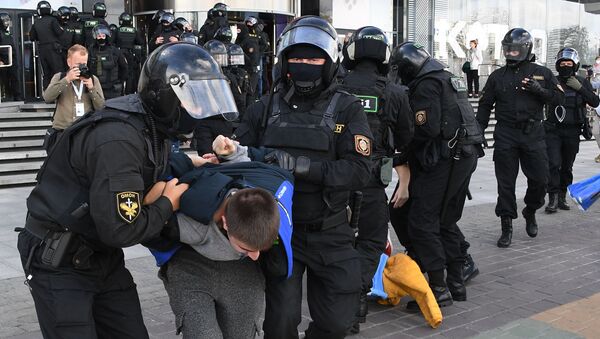 Fuerzas de seguridad detienen a un manifestante en Minsk - Sputnik Mundo