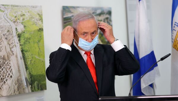 El primer ministro israelí, Benjamin Netanyahu, se ajusta su mascarilla durante una declaración oficial - Sputnik Mundo