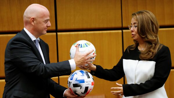 El presidente de la FIFA, Gianni Infantino, y la directora ejecutiva de la Oficina de las Naciones Unidas contra la Droga y el Delito (ONUDD), Ghada Fathi Waly - Sputnik Mundo