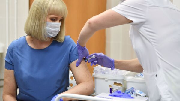 Vacunan con Sputnik V a una voluntaria en un hospital de Moscú - Sputnik Mundo