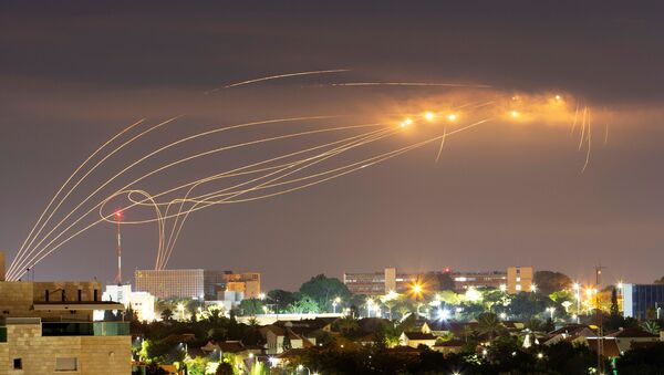 El sistema de defensa aérea Cúpula de Hierro israelí intercepta los misiles lanzados desde Gaza - Sputnik Mundo