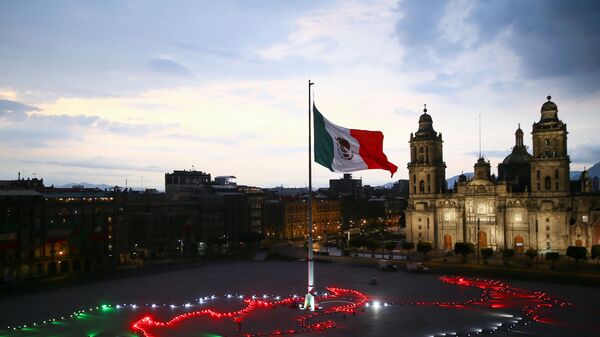 Zócalo de la Ciudad de México durante la celebración del 210 aniversario de la independencia - Sputnik Mundo