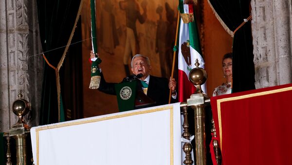 El presidente de México, Andrés Manuel López Obrador, da el Grito de la Independencia 2020 - Sputnik Mundo