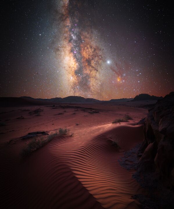 'Desert Magic' ('La magia del desierto'), de Stefan Leibermann (Alemania), quien obtuvo el segundo puesto en la categoría 'Skyscapes'.
 - Sputnik Mundo
