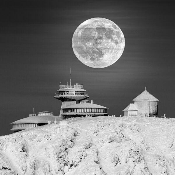 La foto 'Moon Base' ('Base lunar'), del fotógrafo polaco Daniel Koszela, de la categoría 'Our Moon'.
 - Sputnik Mundo