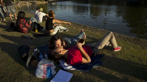 Jóvenes argentinos celebran el Día del Estudiante y la llegada de la primavera en un parque - Sputnik Mundo