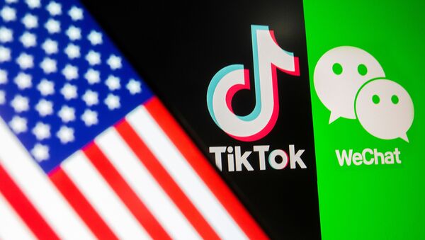Logos de las aplicaciones chinas TikTok y WeChat con una bandera de EEUU - Sputnik Mundo