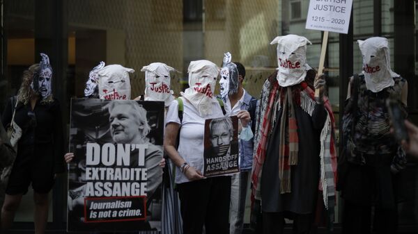 Сторонники Джулиана Ассанжа принимают участие в акции протеста перед Центральным уголовным судом Олд-Бейли в Лондоне - Sputnik Mundo