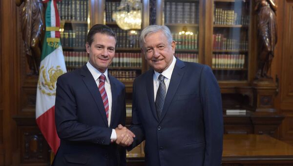 El expresidente Enrique Peña Nieto y el presidente de México Andrés Manuel López Obrador (archivo) - Sputnik Mundo