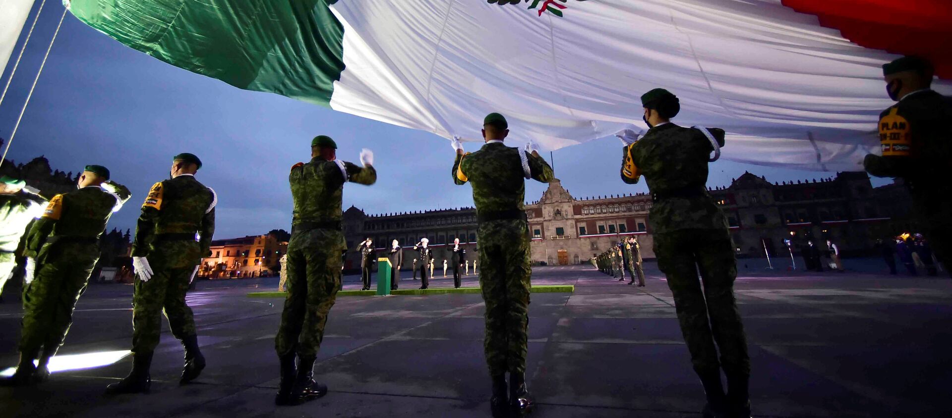 Los soldados sostienen la bandera nacional mexicana - Sputnik Mundo, 1920, 30.09.2020