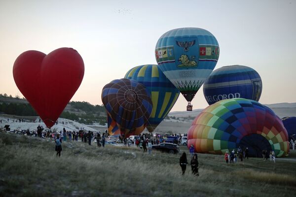 Los participantes del festival preparan sus globos. - Sputnik Mundo