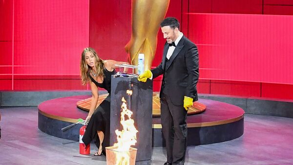 Jennifer Aniston apaga unas llamas en el Staples Center durante la 72a ceremonia de los premios Emmy - Sputnik Mundo