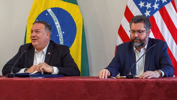 El secretario de Estado de EEUU, Mike Pompeo, y el ministro de Relaciones Exteriores de Brasil, Ernesto Araujo - Sputnik Mundo