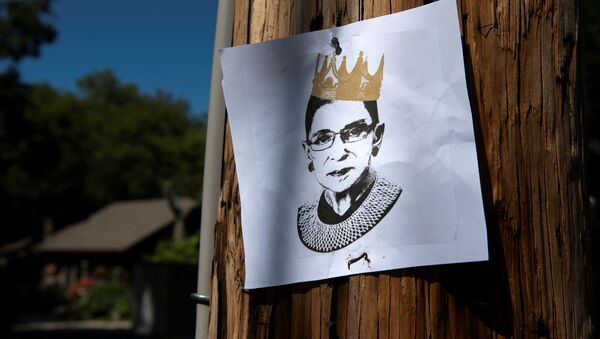Un cartel con un retrato de la jueza Ruth Ginsburg - Sputnik Mundo