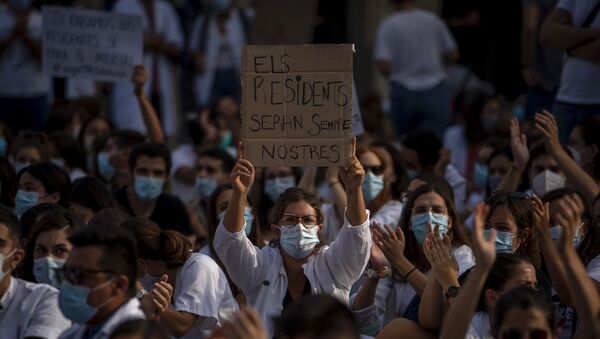 Una médico residente se manifiesta durante la huelga del 22 de septiembre en Barcelona - Sputnik Mundo