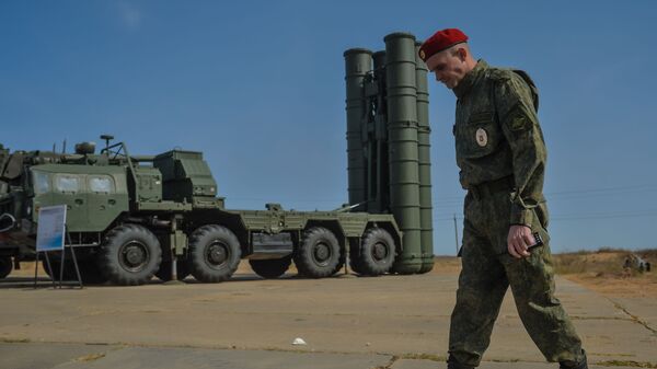 Un miliar al lado de un sistema ruso de defensa antiaérea S-400 - Sputnik Mundo