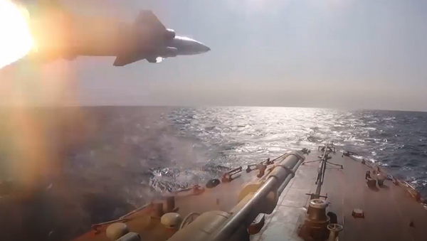 Unos buques de guerra rusos ponen a prueba sus misiles - Sputnik Mundo
