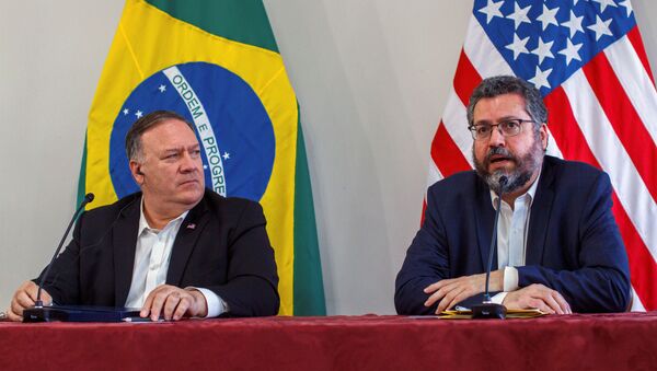 El secretario de Estado de EEUU, Mike Pompeo, y el ministro de Relaciones Exteriores de Brasil, Ernesto Araújo - Sputnik Mundo