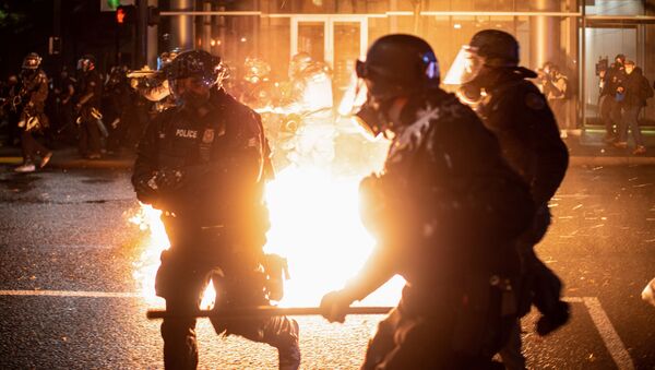 La Policía durante los disturbios en EEUU - Sputnik Mundo