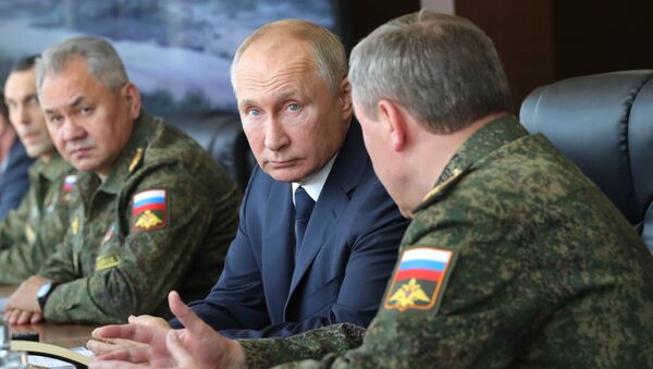 El presidente ruso, Vladímir Putin, en los ejercicios Kavkaz 2020 - Sputnik Mundo