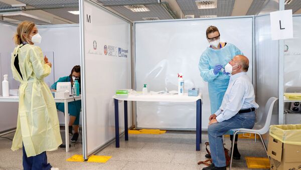 Pruebas de coronavirus en un aeropuerto de Roma - Sputnik Mundo