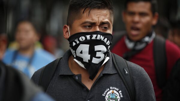 Marcha conmemorativa de los 43 estudiantes de Ayotzinapa, en Ciudad México, el 26 de septiembre de 2020 - Sputnik Mundo