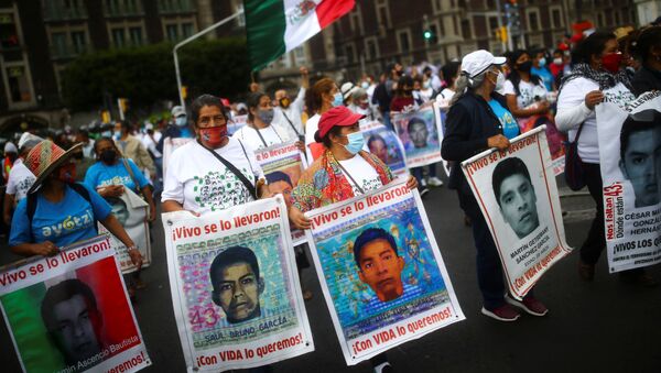 Marchas con motivo del sexto aniversario de la desaparición forzada de los estudiantes de Ayotzinapa - Sputnik Mundo