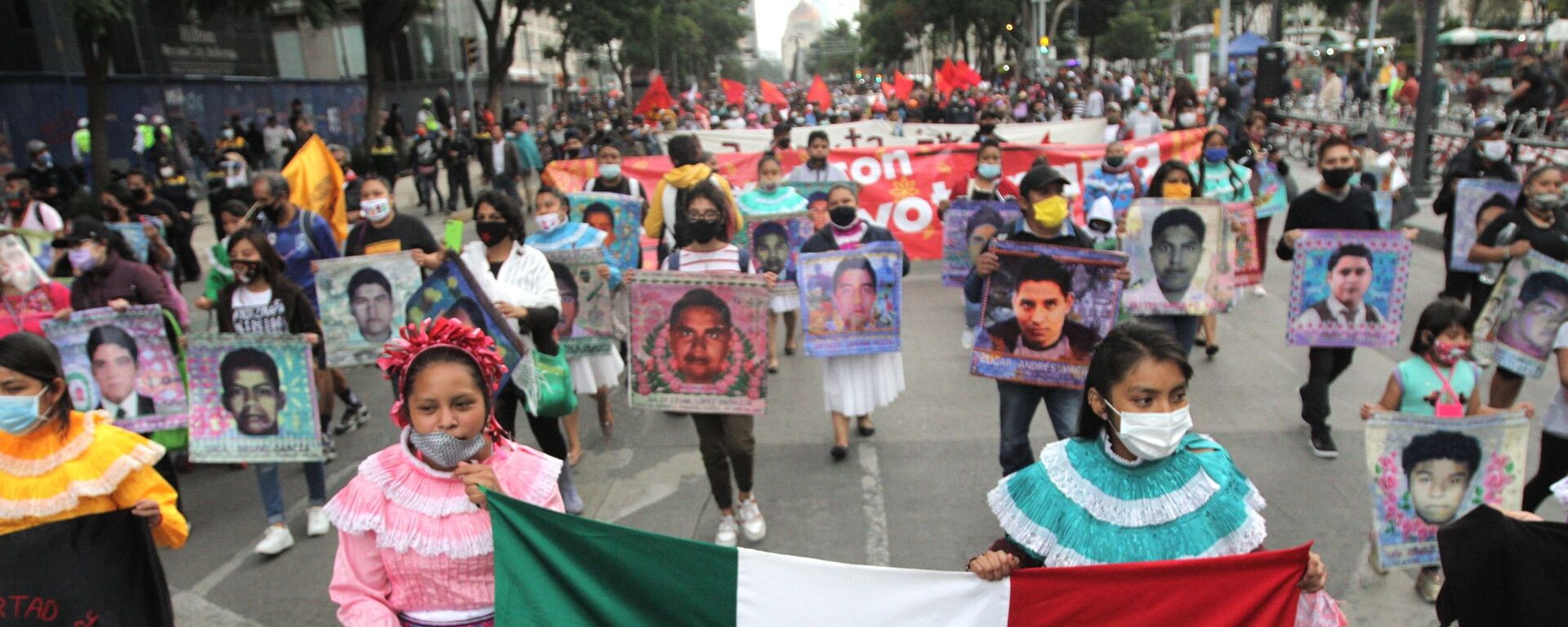 Conmemoran en CDMX seis años de la desaparición forzada de los estudiantes de Ayotzinapa - Sputnik Mundo, 1920, 07.09.2021