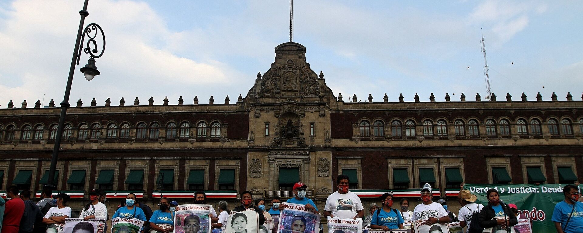 Conmemoran en CDMX seis años de la desaparición forzada de los estudiantes de Ayotzinapa - Sputnik Mundo, 1920, 24.05.2021