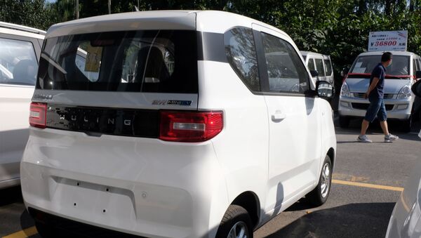 Un Hongguang Mini EV a la venta en China - Sputnik Mundo