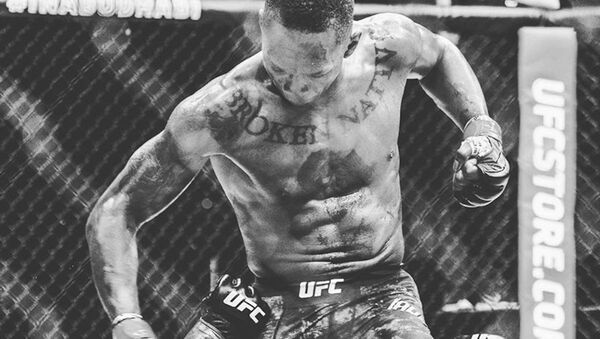 Israel Adesanya golpea a Paulo Costa en una lucha de MMA - Sputnik Mundo