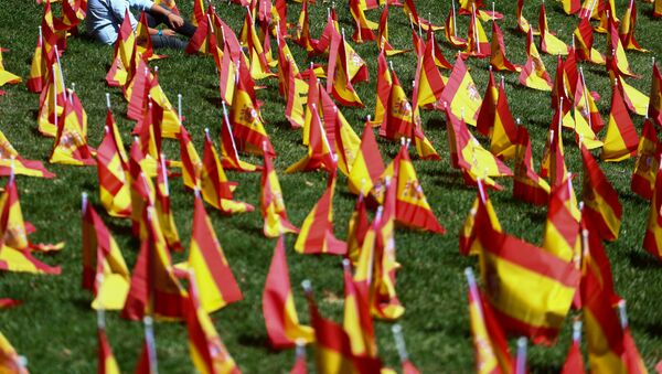 Banderas de España en homenaje a las víctimas de coronavirus - Sputnik Mundo