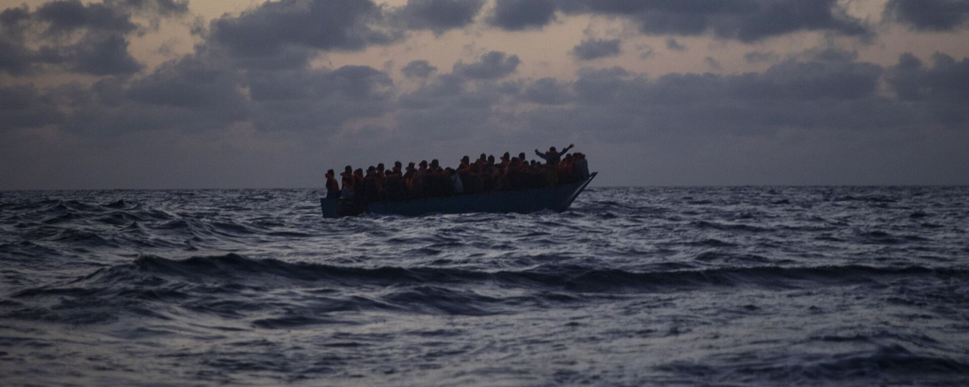 Inmigrantes esperan ser rescatados en el Mar Mediterráneo - Sputnik Mundo, 1920, 27.01.2021