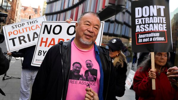 Ai Weiwei, artista chino, durante una protesta silenciosa contra la extradición de Assange - Sputnik Mundo