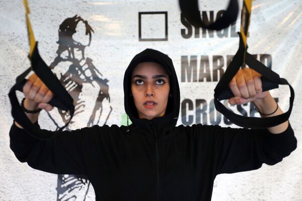 Девушка во время занятий в тренажерном зале в Саудовской Аравии  - Sputnik Mundo