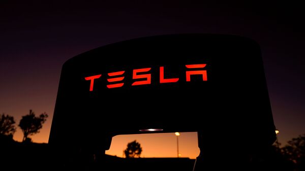 Un supercargador de Tesla en una estación de carga en Santa Clarita, California - Sputnik Mundo