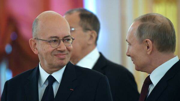El embajador de Francia en Rusia, Pierre Lévy, y el presidente ruso, Vladímir Putin - Sputnik Mundo