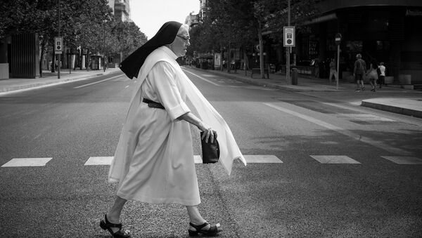 Imagen referencial de una monja caminando por la calle - Sputnik Mundo