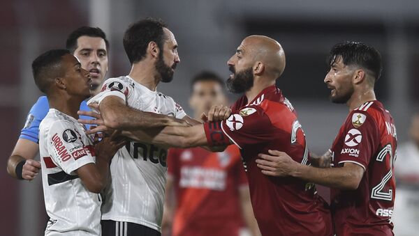 Futbolistas del club argentino River Plate discuten con futbolitas del brasileño Sao Paulo en un partido por Copa Libertadores - Sputnik Mundo