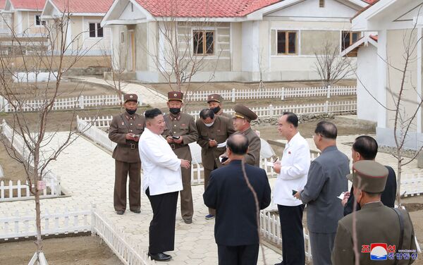 Kim Jong-un, líder norcoreano, durante la inspección de las obras de reconstrucción en el distrito de Kimhwa - Sputnik Mundo