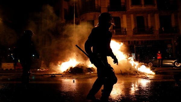 Los manifestantes queman contenedores durante las protestas por el aniversario del referéndum de Cataluña - Sputnik Mundo