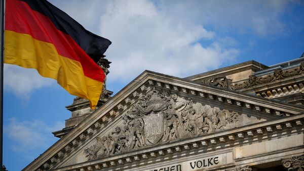La bandera alemana al lado del edificio del Reichstag - Sputnik Mundo